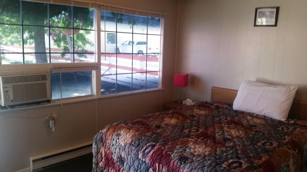 Holiday House Motel Penticton Esterno foto